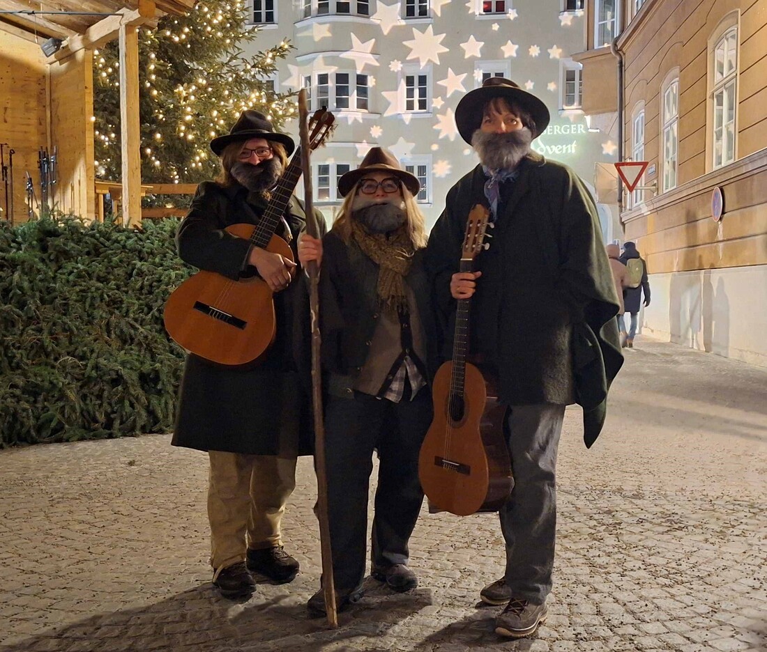 Als Hirten unterwegs: „D‘rund um  d‘ Salv“-Sängerinnen (v. l.) Renate Rieser (Bruckhäusl), Helga Obwaller (Söll) und Monika Brix (Westendorf) bringen in den Bezirken Kitzbühel und Kufstein wieder adventliche Stimmung in viele Häuser.