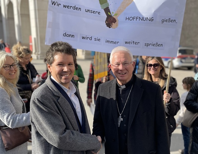Volksschuldirektor Christoph Sebald und Erzbischof Franz Lackner.