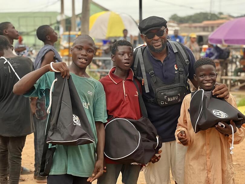 Linus Valentine Onyenagubor bei seiner Arbeit mit Straßenkindern in Lagos