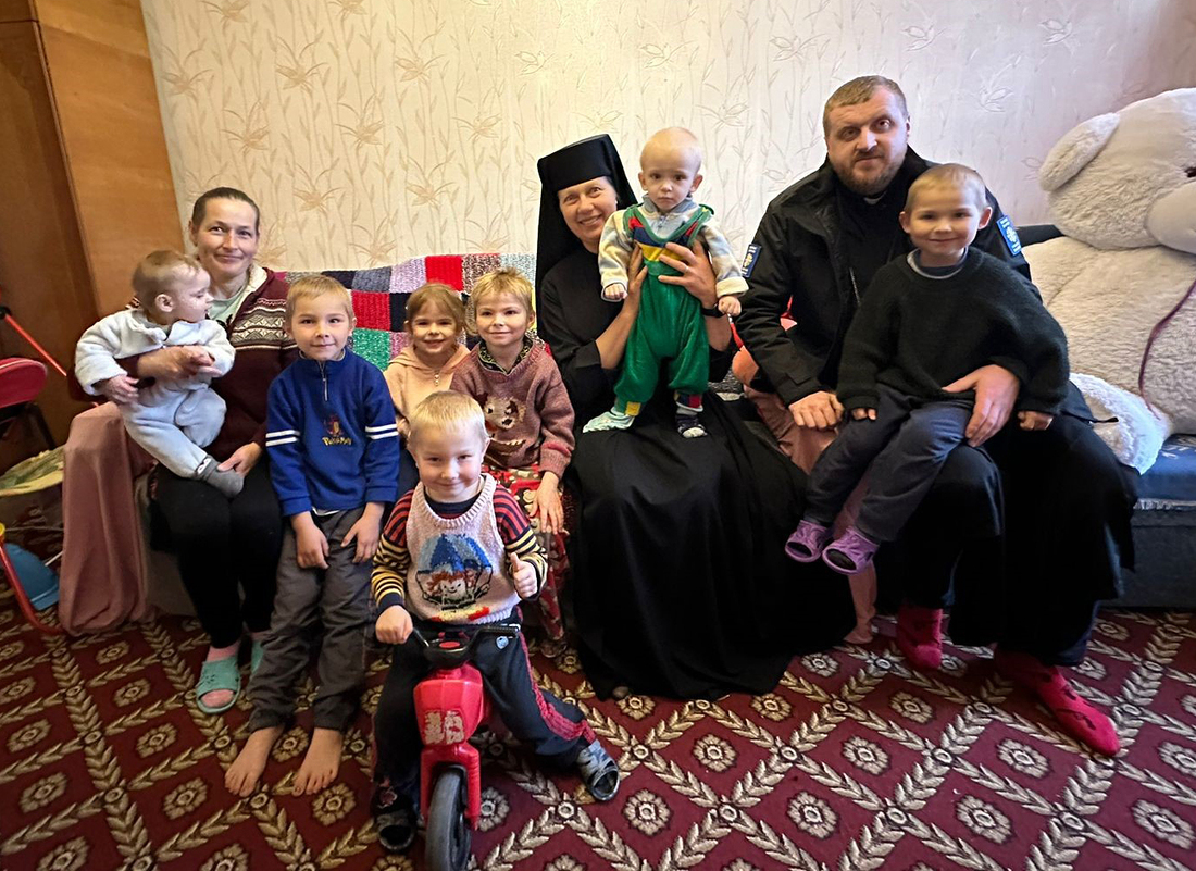 Sr. Olexia ist in Charkiw für die Menschen da. Wenn sie die Familien in den Dörfern besucht, hat sie neben Hilfsgütern und aufbauenden Worten auch die Decken aus Österreich mit dabei.