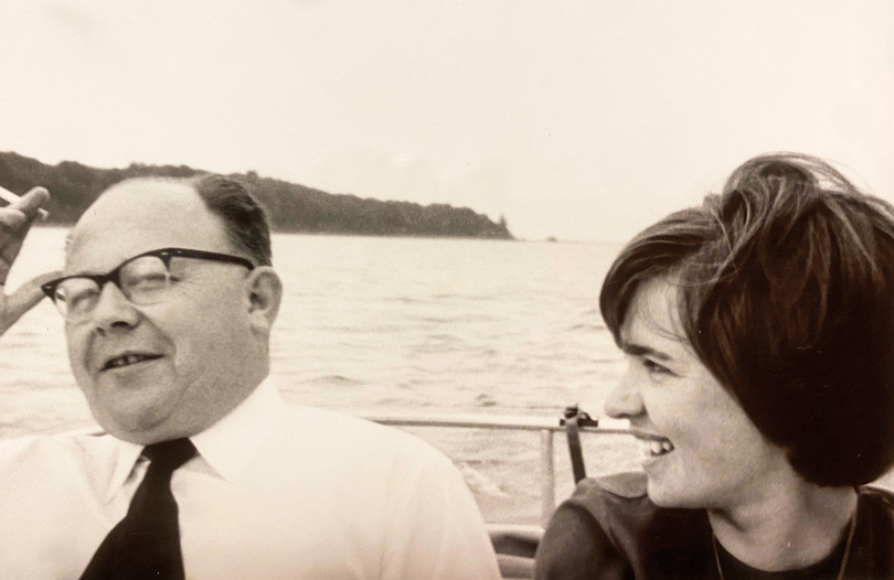 Teamausflug an den Chiemsee: Rupertusblatt-Chefredakteur Franz Calliari mit Hildegard Meller auf einer Bootsfahrt. 