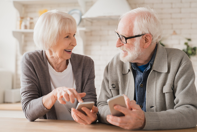 Seniorinnen und Senioren finden Gefallen an sozialen Plattformen.