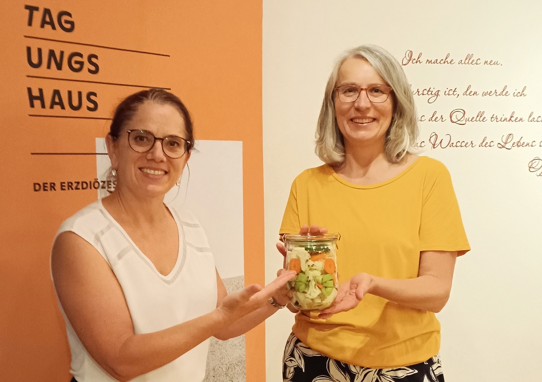 Referentin Sibylle Hunger (r.) mit Bildungsmanagerin Sabine Liesner.