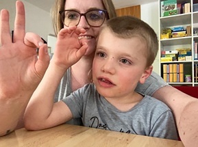 Thomas lernte mit seiner  langjährigen Betreuerin Lisa Raitmair von UK-Unterwegs  Gebärden. Hier jene für Erdbeere.