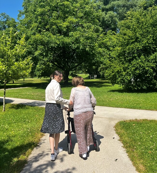 Theresa Mitterrutzner hat viel Freude bei den Besuchen im Seniorenwohnheim.
