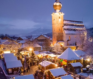 Der Adventmarkt in St. Leonhard im Winterkleid.