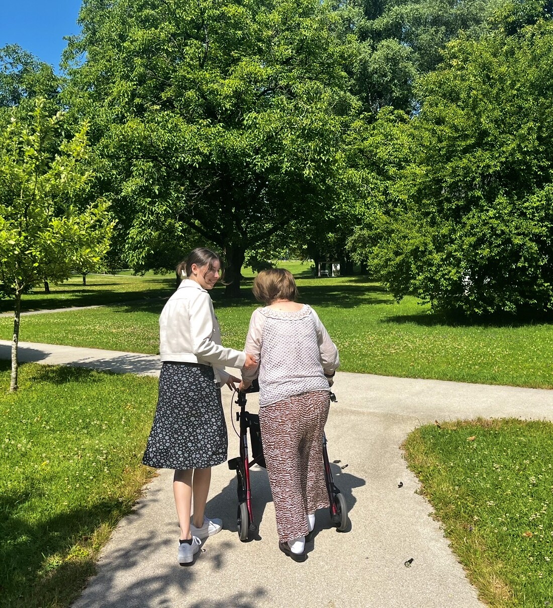 Theresa Mitterrutzner hat viel Freude bei den Besuchen im Seniorenwohnheim.
