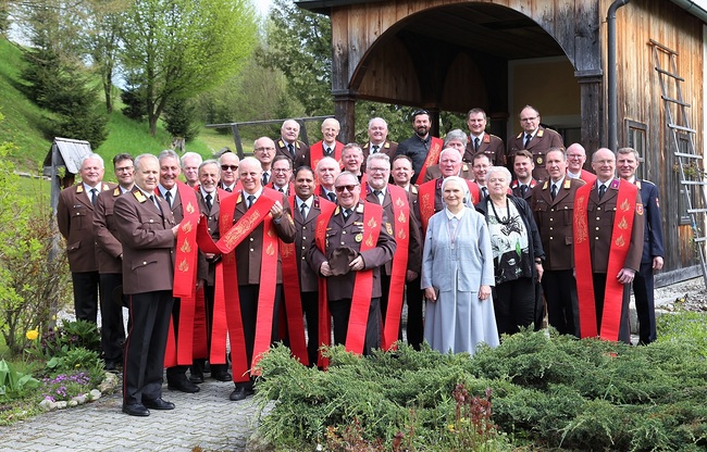 Gruppenbild mit Priestern und Diakonen, die als Feuerwehrkuraten der Erzdiözese Salzburg fungieren.