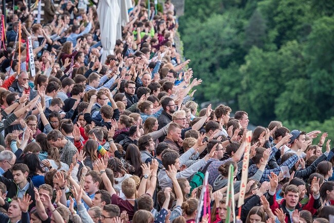 Begeisterte Jugendliche feiern auch in diesem Jahr das Pfingstfest.