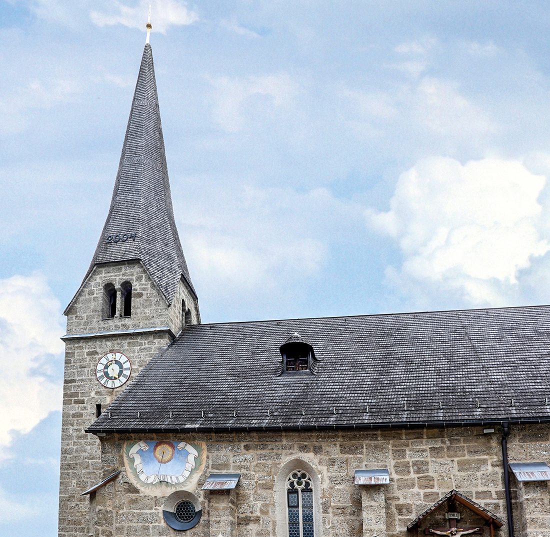  Der Turm der Pfarrkirche Bad Vigaun heute –  in einer Ansicht vom Dorfplatz.