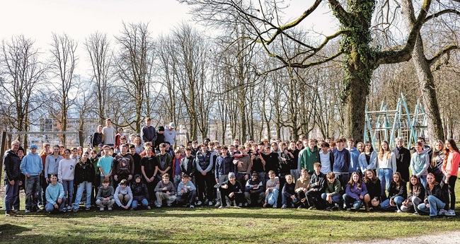 Tauschten die Klassenzimmer mit dem Volksgarten: Junge Leute aus dem Borromäum und dem Bundesrealgymnasium Salzburg.