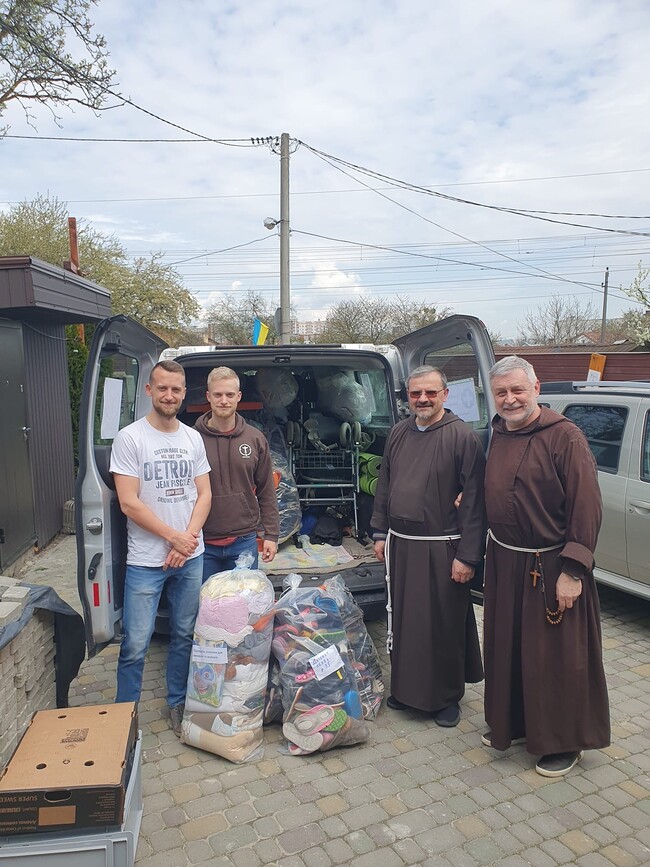 Mehrmals im Jahr bringen Kapuziner Hilfslieferungen in die Ukraine.