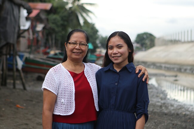Zusammenhalt:  Cecile Reloba und ihre Nichte Cyra Joy Reloba. Beide setzen sich für Familien von Arbeitsmigrantinnen ein. Die 59-Jährige als  Vorsitzende des „Mindanao Migrant Center“ und die 16-Jährige als Mitglied des Jugendnetzwerks.  