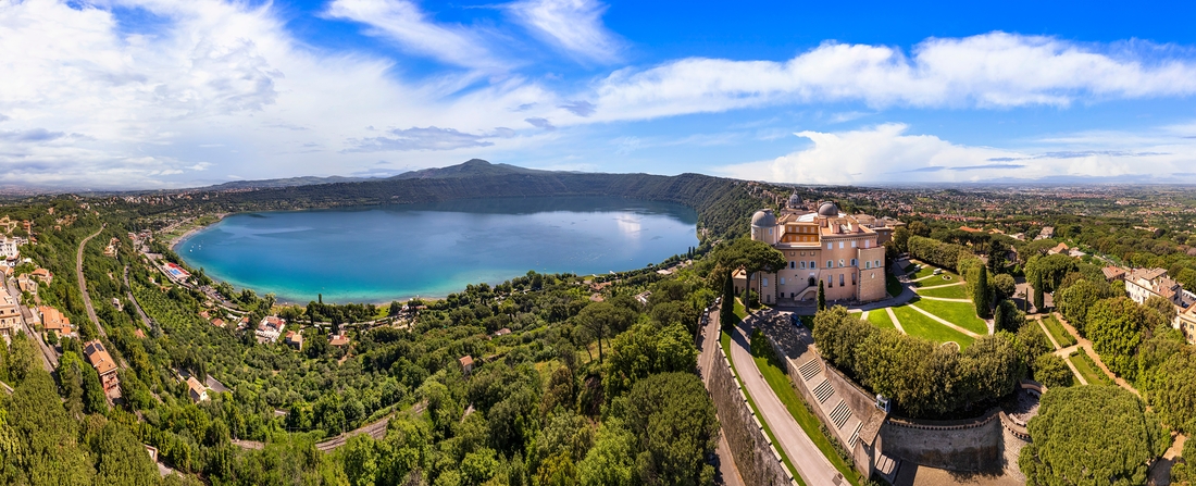 rüher Ort für Sommerfrische, bald Ausbildungszentrum: Castel Gandolfo, unweit von Rom, liegt oberhalb des Albaner Sees. 