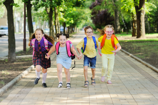 Die Kinder auf dem Weg ins neue Schuljahr.