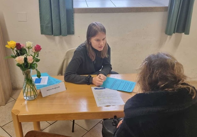 Freiwillige Helferinnen und Helfer wie Jelena Burghardt hatten am „Umverteilungstag“ ein offenes Ohr für die Hilfesuchenden.