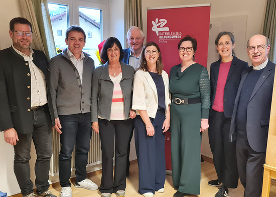 Die Leiterinnen der Katholischen Bildungwerke im Pfarrverband mit den Bürgermeistern sowie Regionalbegleitung  Christine Sablatnig, Dechant Ambros Ganitzer