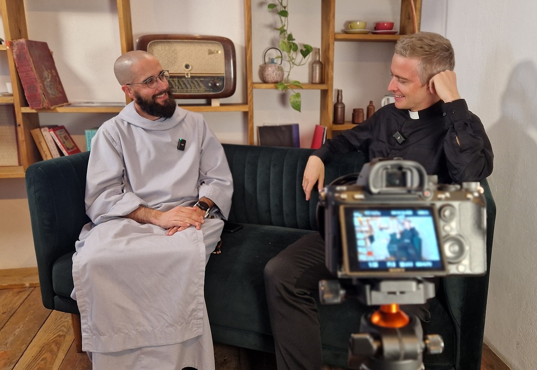 „Gott-ruft“-Vlogger Bruder Benedikt Charbel („Bro Bench“) spürt der Berufung  von P. Simon de Keukelaere (r.), Leiter und Seelsorger der KHG Wien nach. 