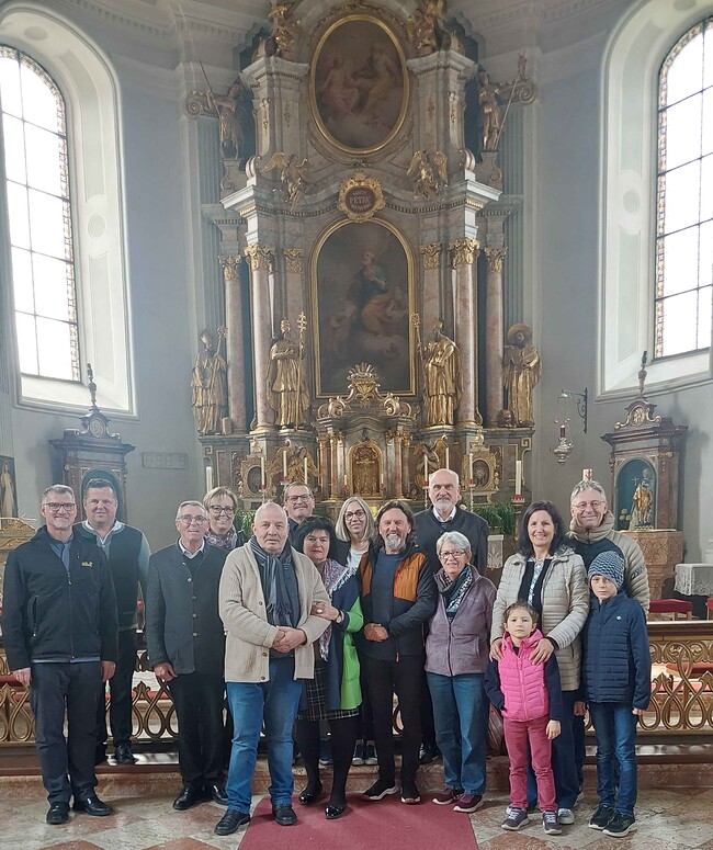 Die Diakone des Tiroler Anteils mit ihren Frauen in der Pfarrkirche Reith im Alpbachtal.