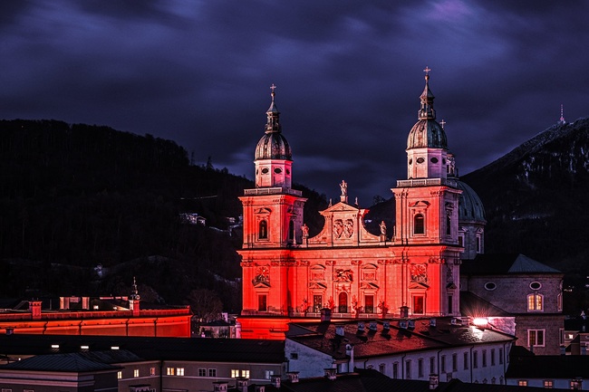 Rot angestrahlte Gotteshäuser wie der Salzburger Dom wiesen am 20. November auf die weltweite Christenverfolgung hin.