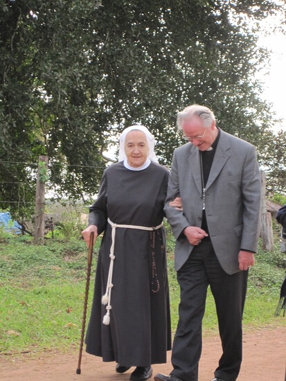 Erzbischof Alois Kothgasser mit Sr. Angela Flatz in der Partnerdiözese San Ignacio de Velasco in Bolivien                           