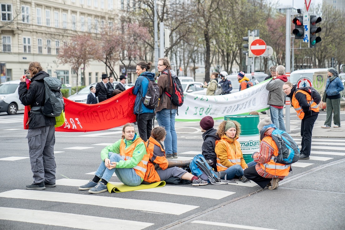 Klimakleber sind für den Interviewten ein Negativbeispiel. Kirche schieße übers Ziel hinaus, wenn sie strategische Allianzen mit Organisationen wie der „Letzten Generation“ eingehe und damit rechtswidrige Handlungen billige, sagt Jan-Heiner Tück. 