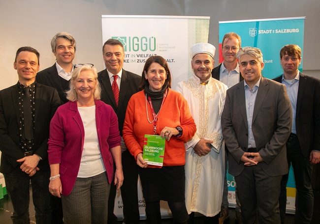 Veranstaltende und Mitwirkende der Podiumsdiskussion „Musliminnen und Muslime in Salzburg“.