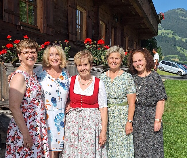 Die Katholische Frauenbewegung (kfb) der Erzdiözese Salzburg gratulierte Josefine Schlechter (Bildmitte) zum 75. Geburtstag.