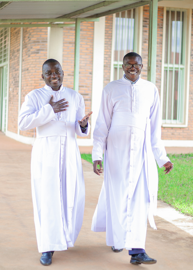 Studenten:  Alphonse Ntahondereye (l.) und Jeremie Iyibizenabi aus dem Priesterseminar Saint Charles Lwanga de Kiryama. in Burundi.