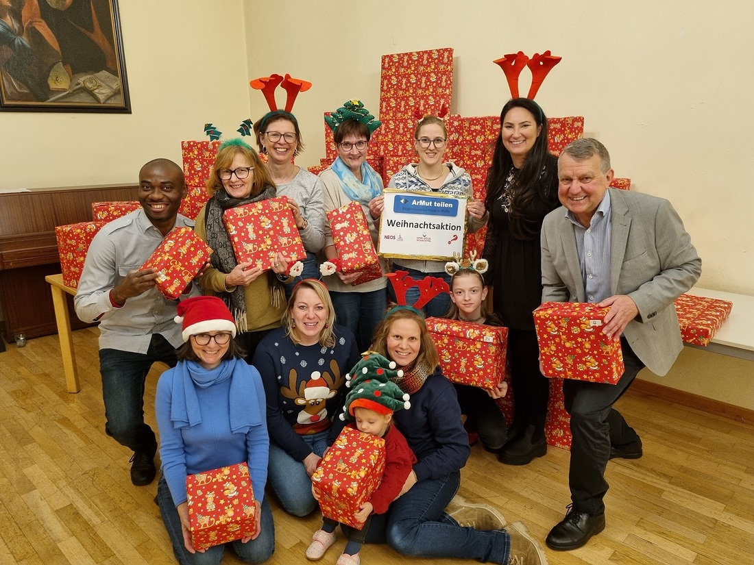 Das Team rund um „ArMut teilen“- Projektleiter Thomas Neureiter freute sich über die gelungene Weihnachtsaktion.   