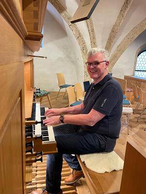 40 Jahre an der Orgel: Wolfgang Ainz heute und als 16-jähriger (kleines Bild unten).