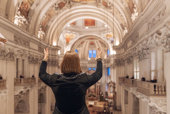 Musik von allen Seiten und aus luftigen Höhen: Im Salzburger Dom werden für die Adventzeit auch die hoch gelegenen Balkone für Sängerinnen und Sänger geöffnet.  Domkapell­meisterin Andrea Fournier verspricht ein „ganz besonderes Klangerlebnis“. 