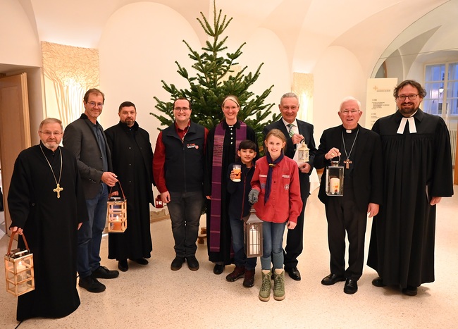 Ökumene - das Friedenslicht für Vertreterinnen und Vertreter der Salzburger Kirchen.