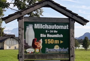 Milchautomat beim Erentrudishof / RB/Kloster Nonnberg Rund 75 Liter Milch holen sich treue Kundinnen und Kunden täglich beim Milchautomaten des Erentrudishofs.