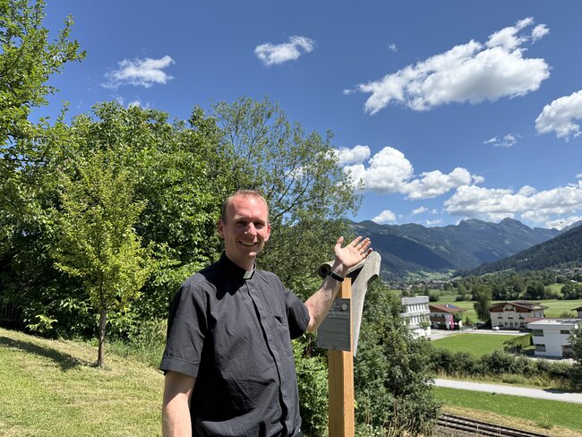 Pfarrer Roman Eder vor dem 'Schlafenden Kapuziner'.