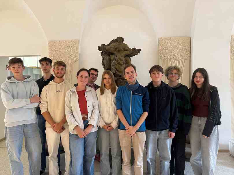 Zehn Praktikantinnen und Praktikanten beschäftigte die Erzdiözese Salzburg in diesem Sommer. Im Bild mit Personalchef Andreas Huber-Eder (5. v. l.).