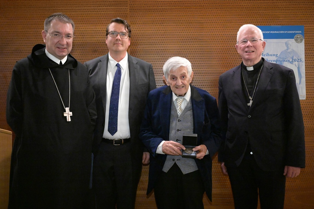 Laudator Erzabt Korbian  Birnbacher OSB, Geschäftsführer  des Erzbischof-Rohracher- Studienfonds Thomas Mitterecker, Preisträger Adolf Hahnl und  Erzbischof Franz Lackner (v. l.).