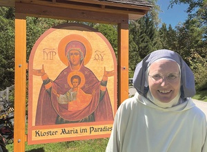 Begrüßung am Eingang zur Kinderalm durch Priorin Sr. Birgit. 