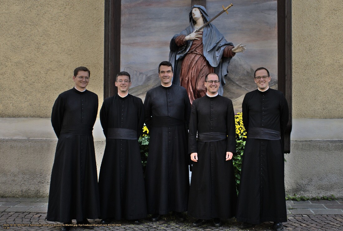 Beim Festgottesdienst die Priester von Saint-Martin (v.l.): Don Armand, Don Jean-Remi (Akademischer Rektor der Hochschule der Gemeinschaft), Don Enguerrand (Leitungsrat der Gemeinschaft Saint-Martin), Don Xandro und Don Andreas.