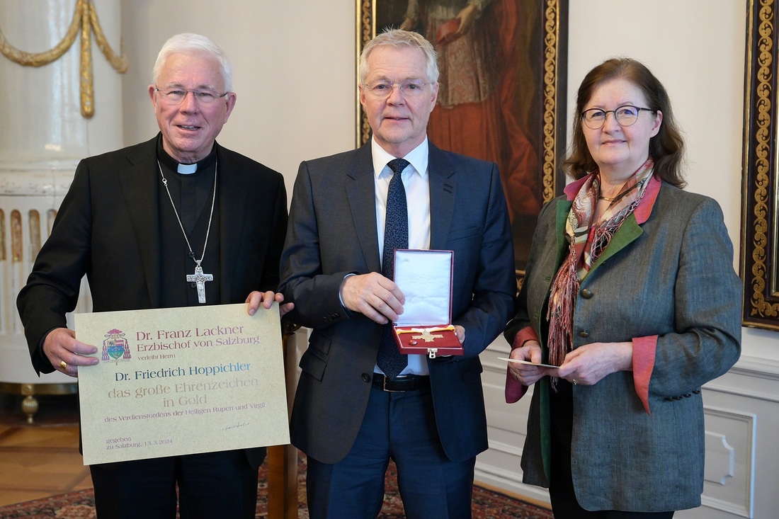 Primar Friedrich Hoppichler (M.) bei der Ordensverleihung mit Erzbischof Franz Lackner und Ordinariatskanzlerin Elisabeth Kandler-Mayr.