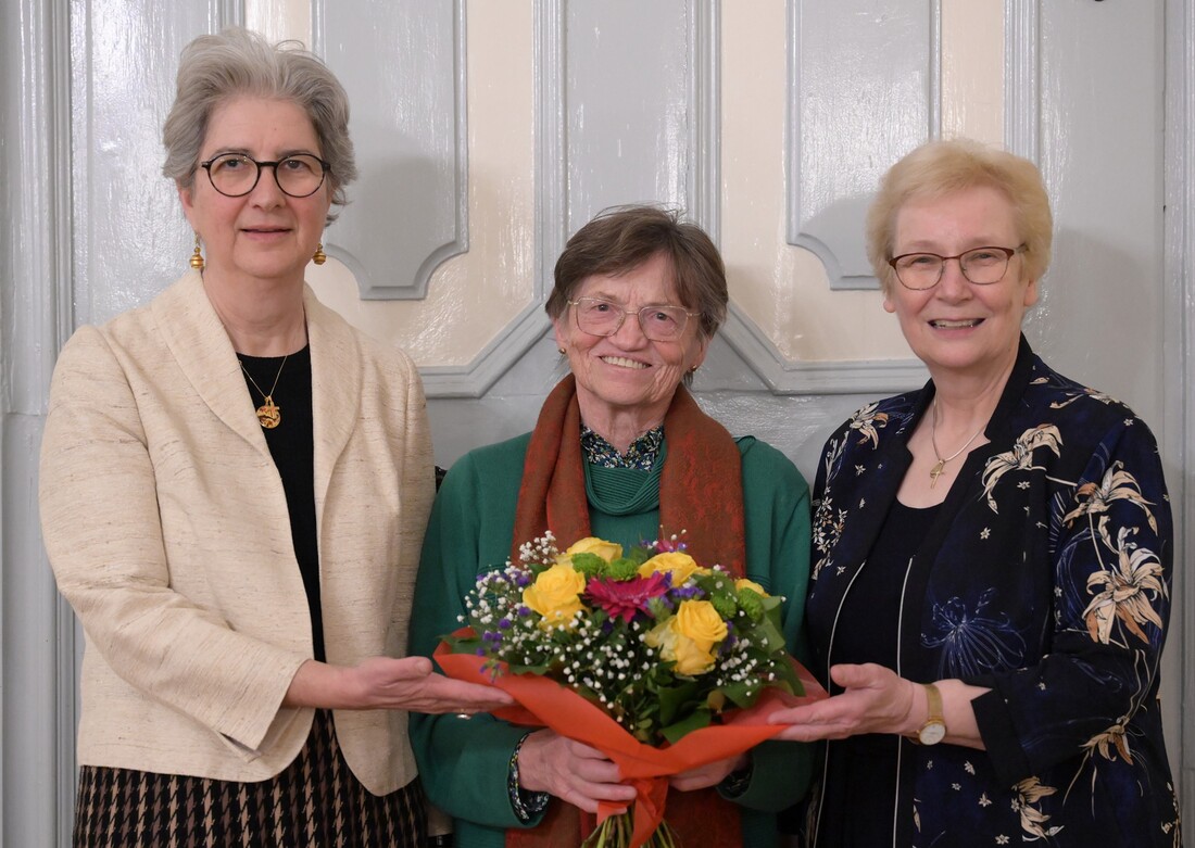 Die von Papst Franziskus beauftragten Ständigen Lektorinnen, Johanna Breuer (l.) und Irene Blaschke (r.), nehmen Theresia Ospald in ihre Mitte. Sie kann auf 35 Jahre Lektorinnendienst im Dom zurückblicken. Dafür gab es nun ein Danke von vielen Seiten