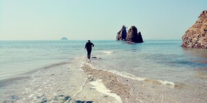 Das Aufbrechen an andere Ufer und das Verlassen  von festem Boden unter den Füßen begleitet  Menschen das Leben lang.