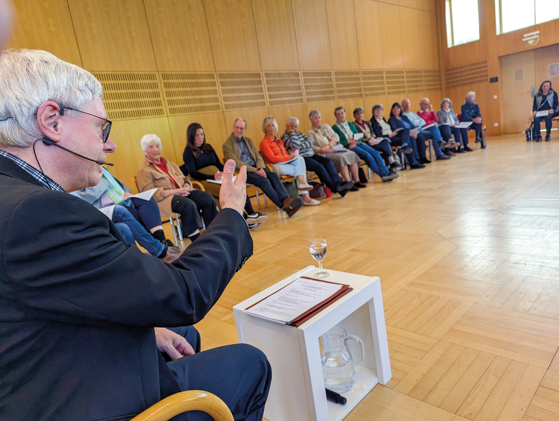 Menschen bei guten Entscheidungen zu unterstützen ist nicht nur ein Charisma, sondern sollte auch gelernt und immer wieder eingeübt werden. Josef Maureder SJ leitete eine Fortbildung in St. Virgil.