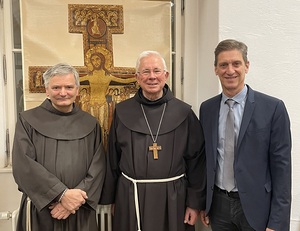 P. Johannes Schneider, Erzbischof Franz Lackner und Dekan Dietmar Winkler (von links) vor dem Kreuzbild von San Damiano.