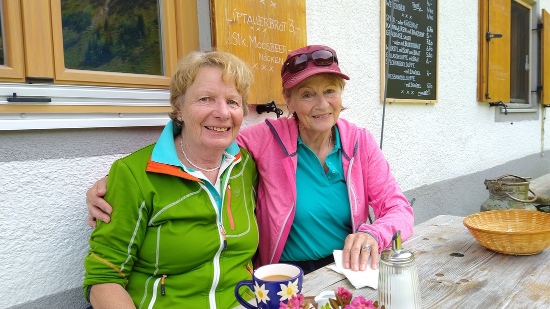 Elisabeth Goßner (li) und Regina Zaß (re) auf ihrer Hütte