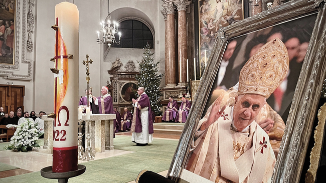 Kirchenoberhäupter und Kirchenvolk gedachten im Dom des emeritierten Papstes Benedikt XVI., der am 31.  Dezember 2022 verstarb. 