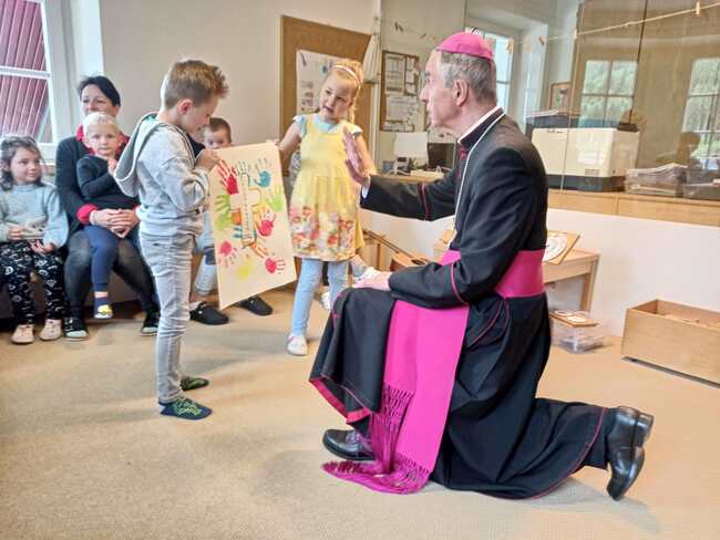 Weihbischof Hansjörg Hofer besuchte in Thiersee alle drei Kindergärten. Die Kinder hatten ein Geschenk vorbereitet.