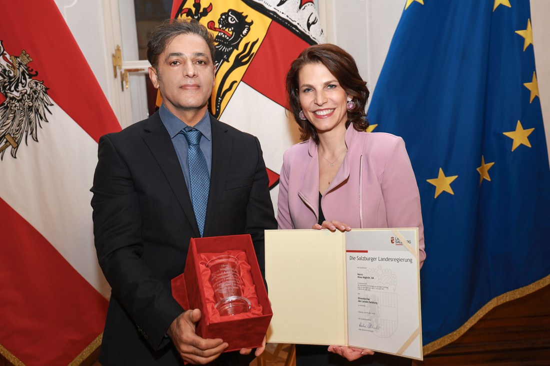 Ausgezeichnet: Die Salzburger Landeshauptfrau Karoline Edtstadler überreicht Hiwa Naghshi den Ehrenbecher des Landes – für seine Tätigkeit als Fotograf, die bereits international prämiert wurde.