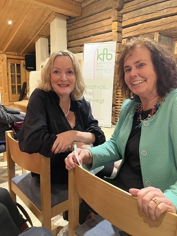 Die kfb-Regionalstellen-Leiterin Wörgl Tania Zawadil gratuliert kfb-Vorstandsmitglied Eva Oberhauser (r.) zum Geburtstag.