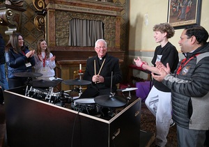 Applaus für die Schlagzeugkünste des Erzbischofs: Beim Start in der Pfarrkirche Werfen stimmte eine Band die Jugendlichen ein, bevor sie über Erfahrungen mit Gott in ihrem Leben erzählten.